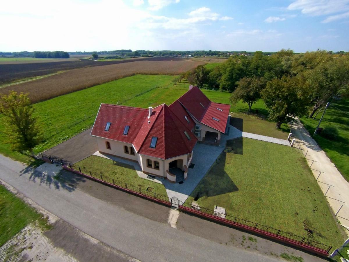 Tiszavilag Pihenohaz Hotell Tiszakécske Exteriör bild
