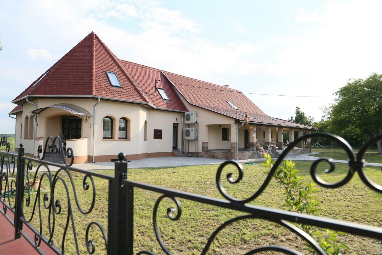 Tiszavilag Pihenohaz Hotell Tiszakécske Exteriör bild