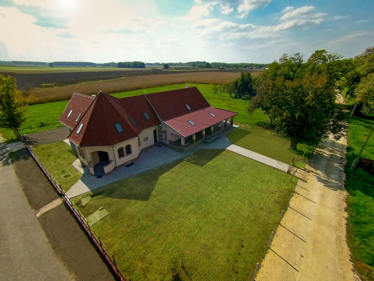 Tiszavilag Pihenohaz Hotell Tiszakécske Exteriör bild