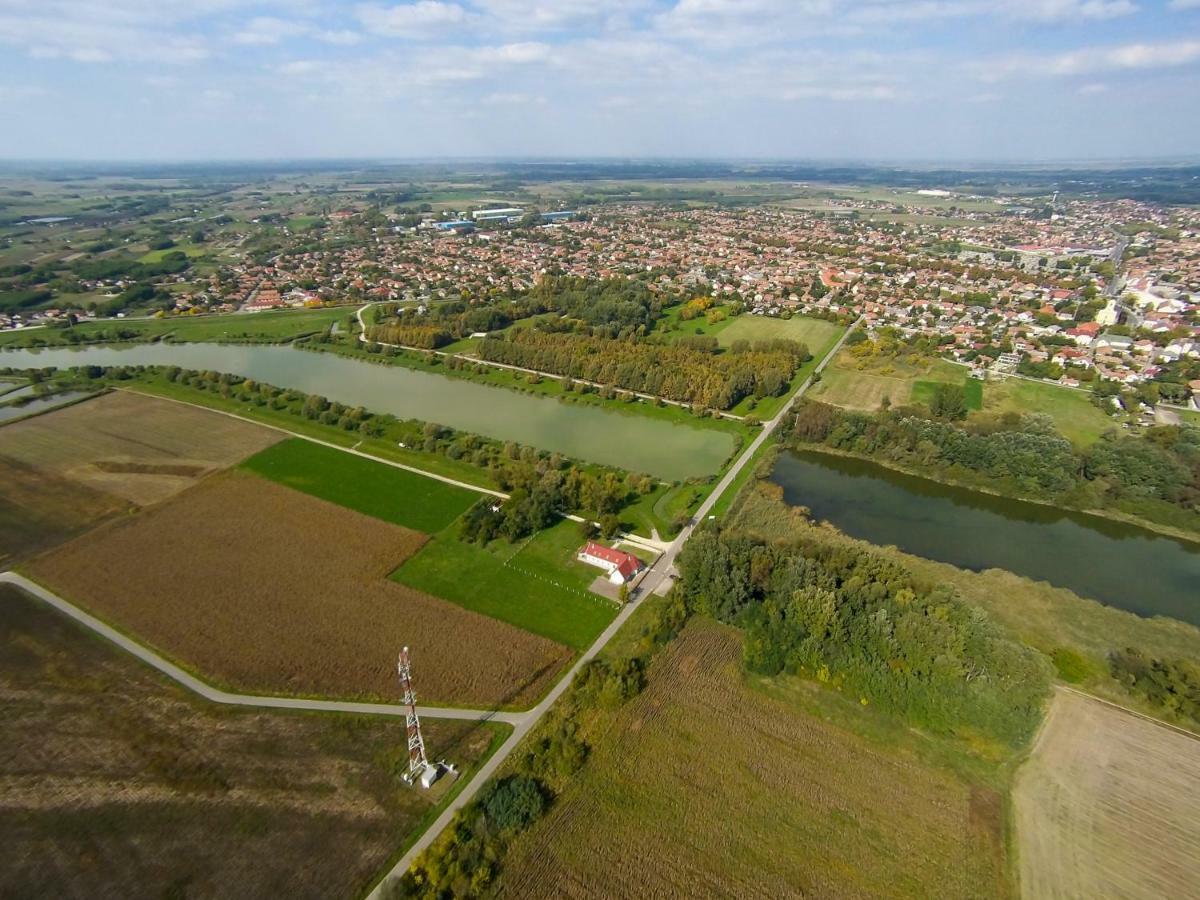 Tiszavilag Pihenohaz Hotell Tiszakécske Exteriör bild