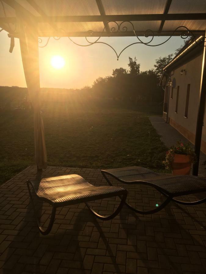 Tiszavilag Pihenohaz Hotell Tiszakécske Exteriör bild